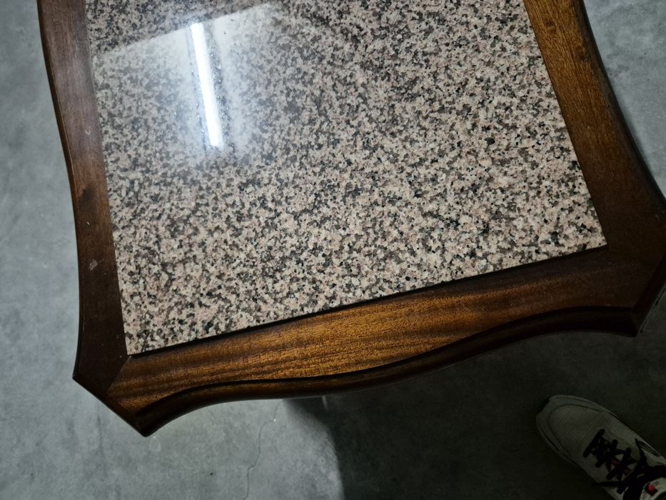 Mesa de centro em madeira e mármore