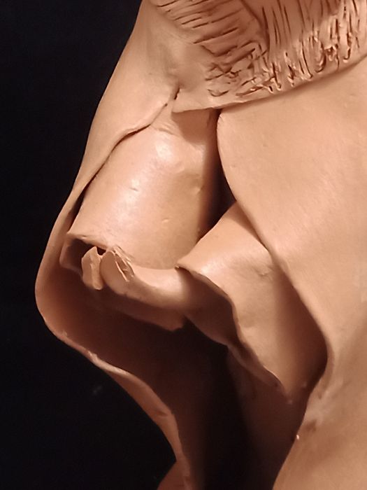 Figura em barro de Júlio Afonso datada de 1999