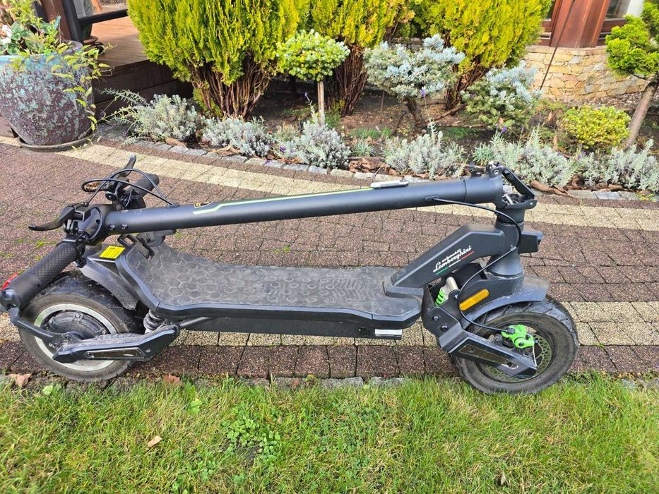 Lambhorghini. Hulajnoga elektryczna