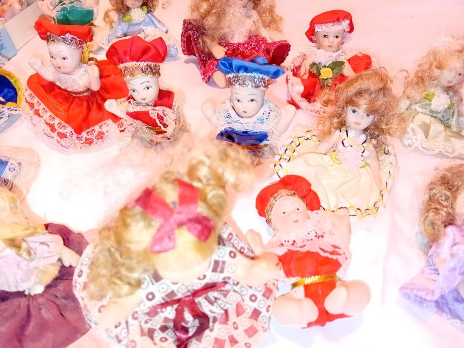 Conjunto de 17 Bonecas Pequenas  em  Porcelana