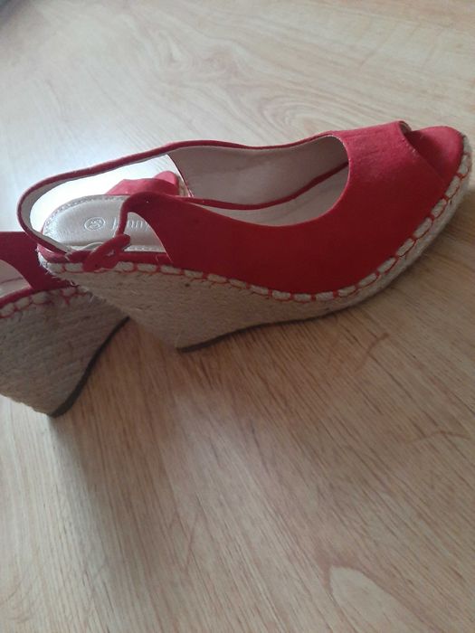 Czerwone sandały na koturnie rozmiar 36