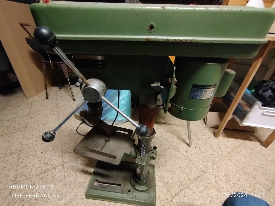 Máquina perfuradora