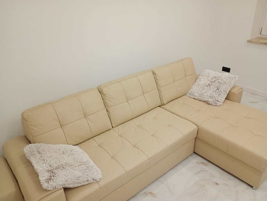 Narożnik skórzany funkcja spania  z pufami