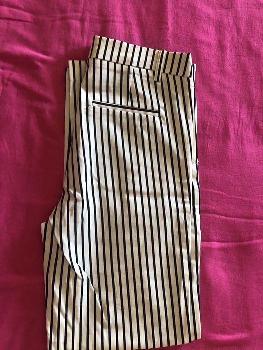 Calças riscas pretas e brancas