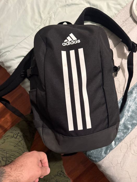Mochila adidas completamente nova