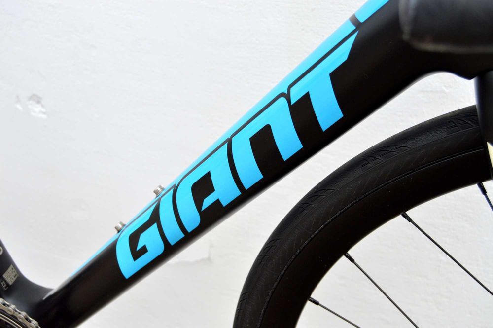 Komfortowa szosa GIANT DEFY ADVANCED 2 DISC M carbon 105 hydraulika 54