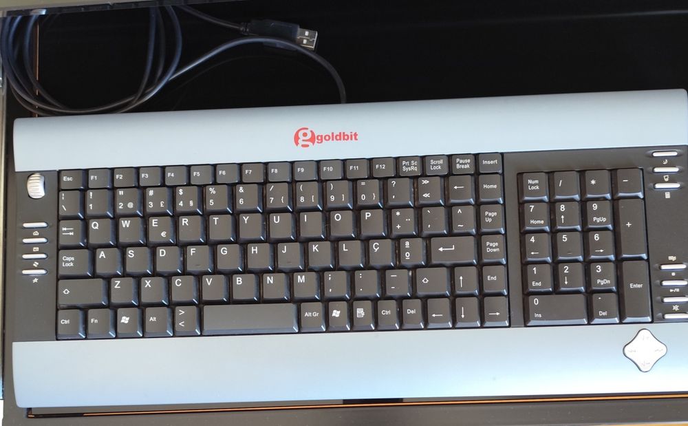 Monitor, colunas e teclado