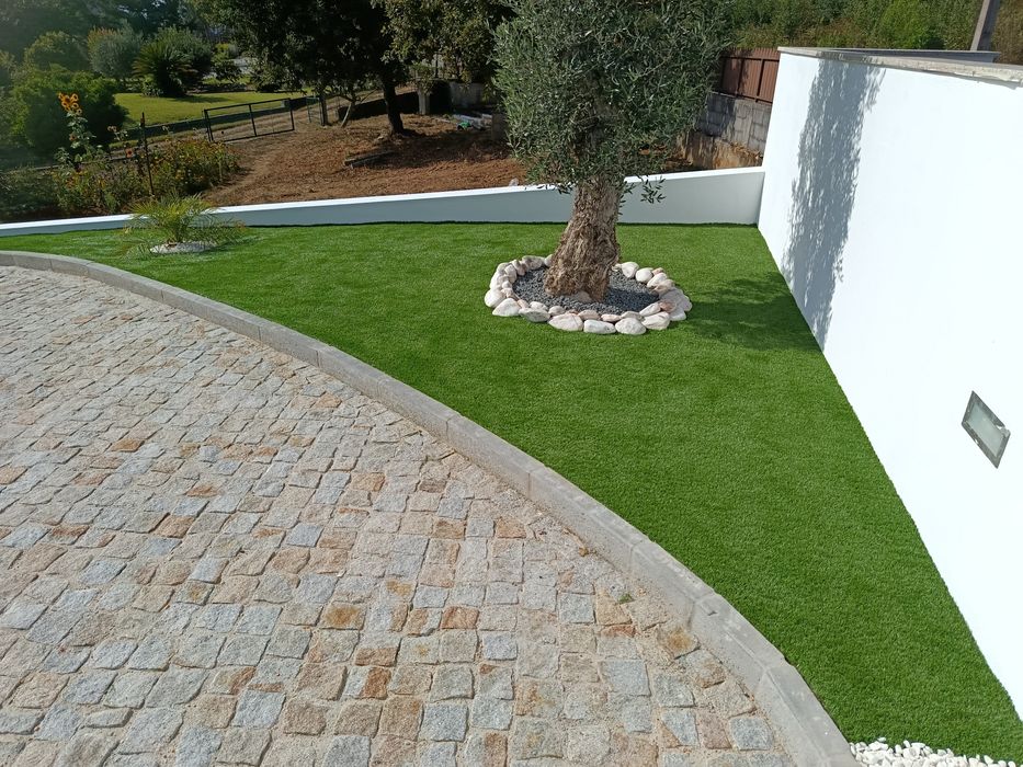 Relva sintética artificial e natural