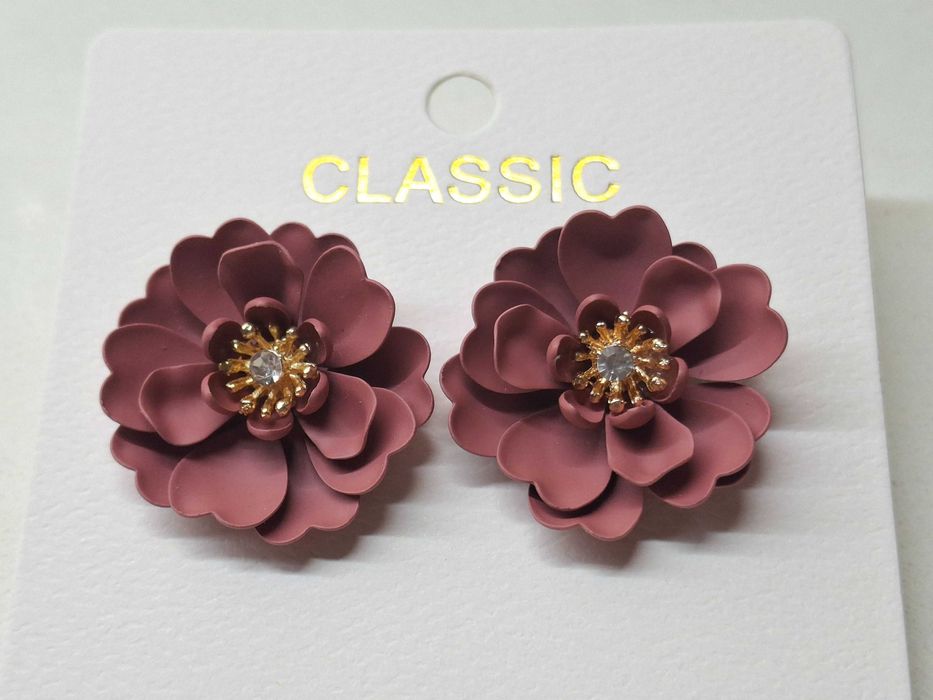 Brincos em.forma de flor em tom bordeaux beringela