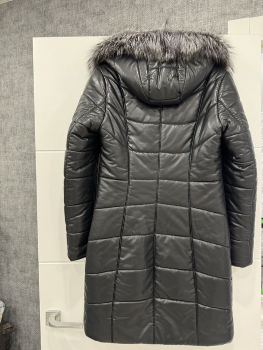 Женский пуховик с мехом чернобурки
