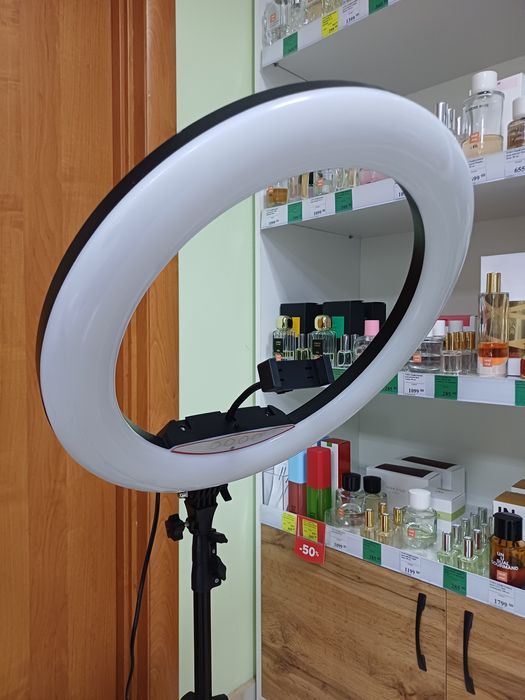 Кільцева лампа зі штативом LJJ-18"