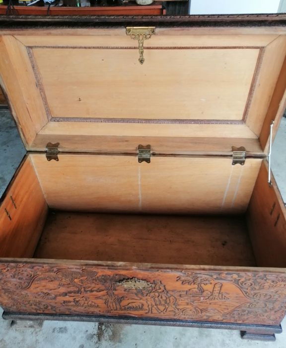 Arca antiga com mais de meio século. Toda trabalhada.