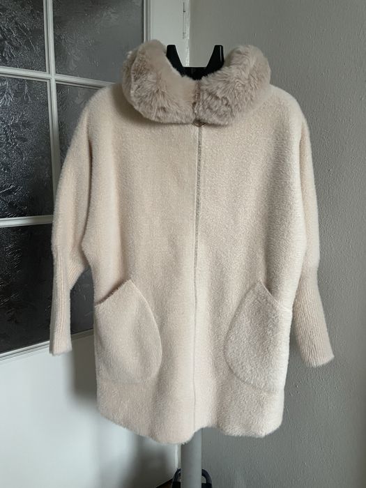 Płaszcz alpaka z kapturem i futerkiem kolory