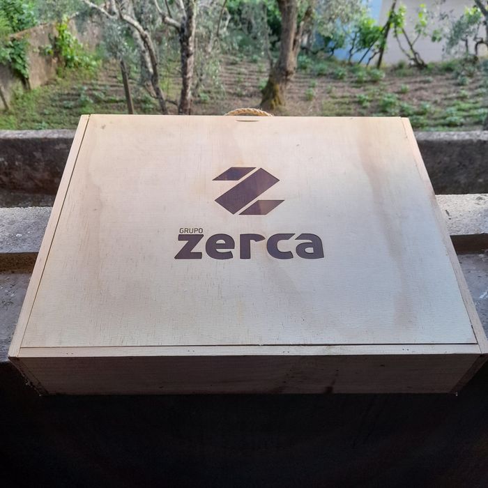 Caixa para vinho e utilitária