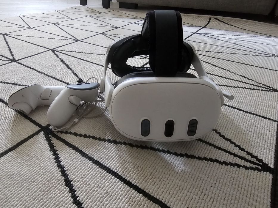 2 x Meta Quest 3 VR Headsets and 4 x Meta Quest Touch Plus Controllers