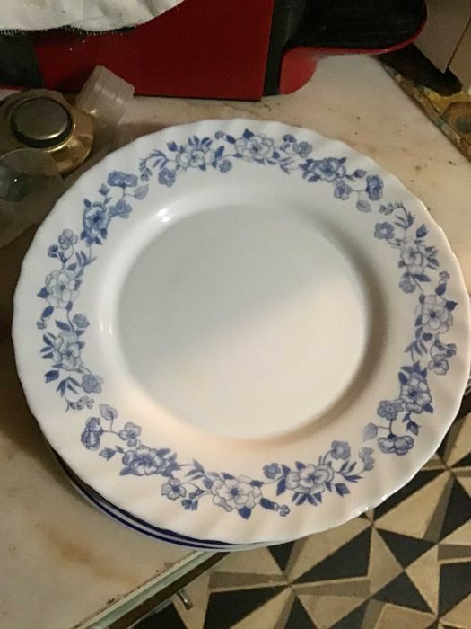 prato de refeicao azul e branco florido