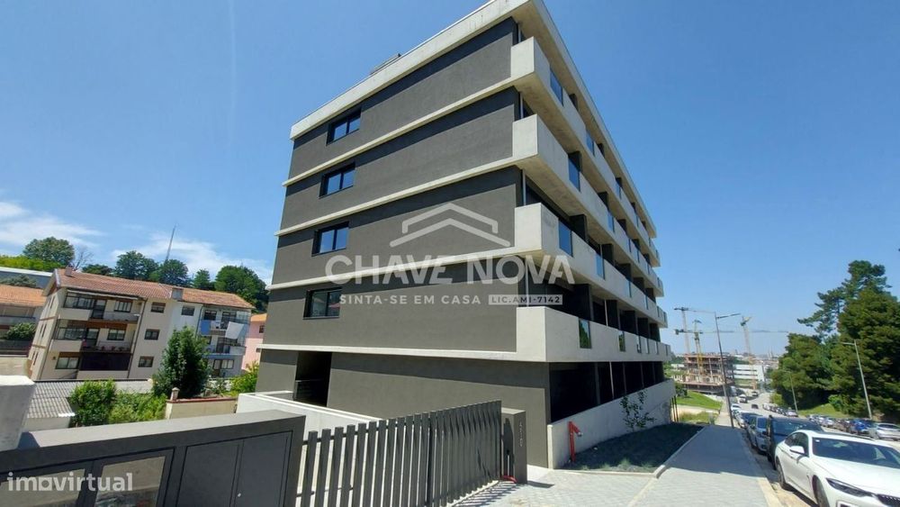 T0 Novo / prédio com lugar de garagem e piscina