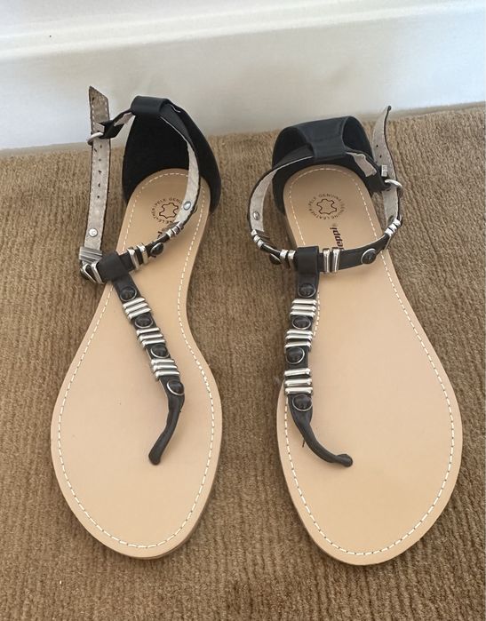 Sandálias rasas em pele