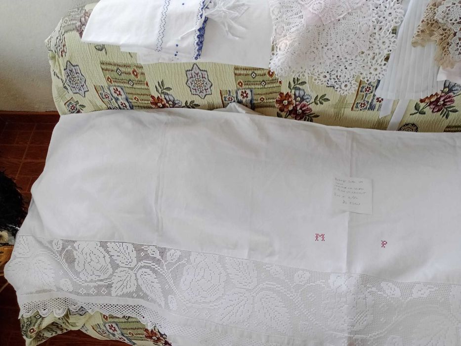 Rodapé cama em linho. Entremeio em crivo e bicos em crochet.