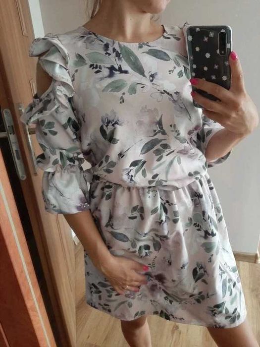 Sukienka w kwiaty z odkrytymi ramionami S-M