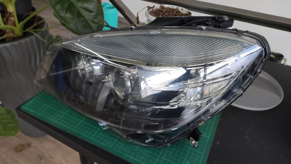 farol esquerdo bi-xenon escurecido w204 C63 AMG
