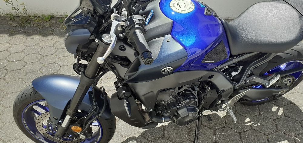 Vendo a minha yamanha MT 09 como nova com alguns extras.