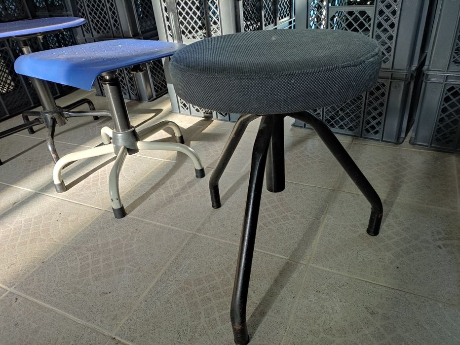 Cadeira e bancos de confecção costura