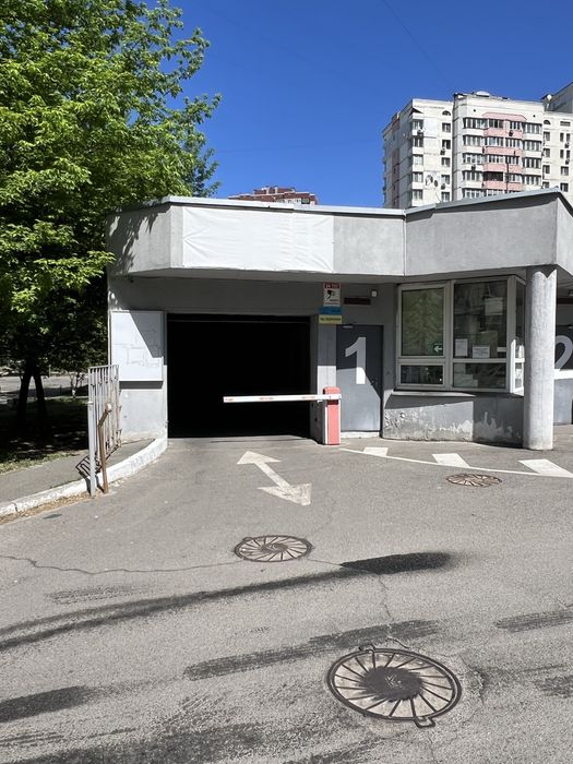 Продам паркомісце Срібнокільська,1