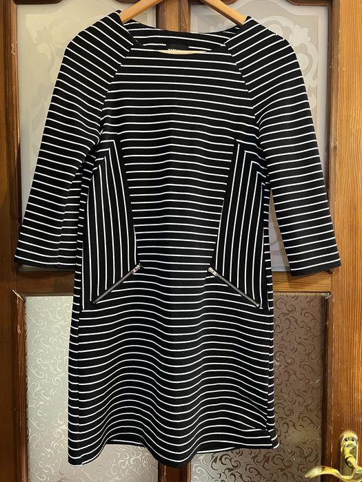 Чорна сукня в білу полоску