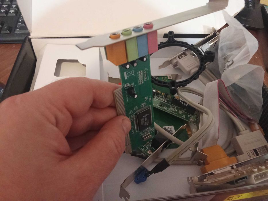 комплект відеокарта, звукові карти, мережеві карти шнурки