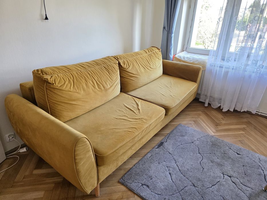 Roczna sofa miodowa, musztardowa w bardzdo dobrym stanie z funkcją spania
