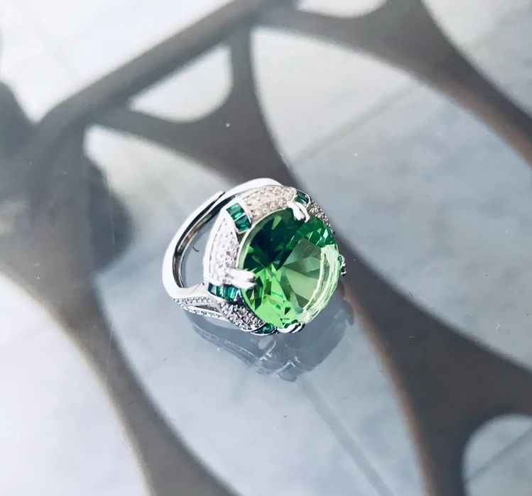 Anel de pedra preciosa estilo vintage à venda a preço especial.