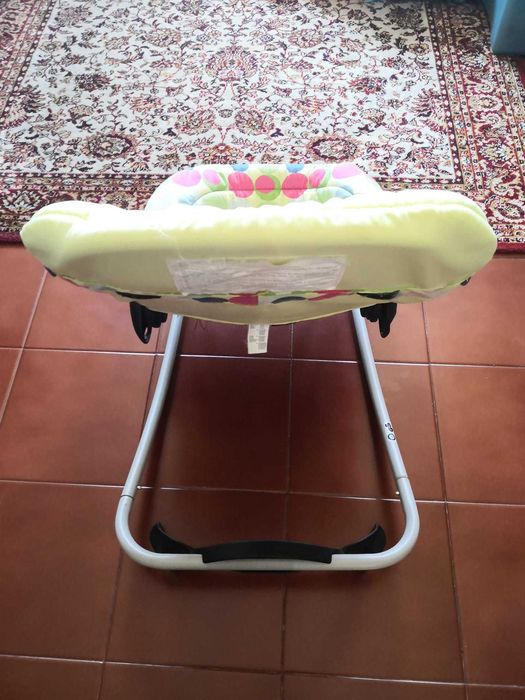 Espreguiçadeira para bebé, em bom estado. tipo baloiço, sem Musica