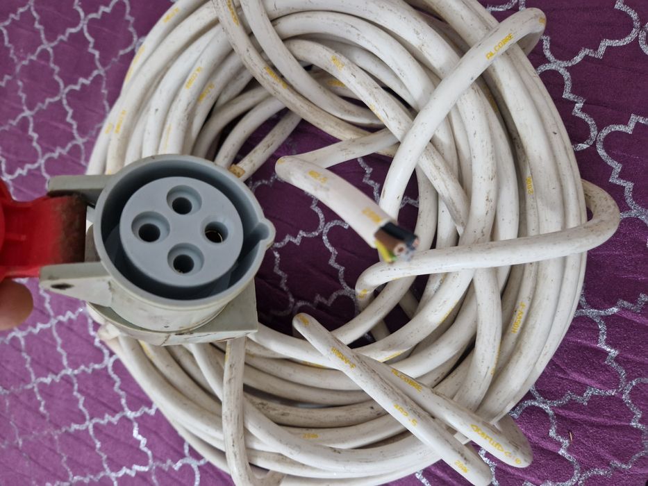 cabo elétrico industrial de cobre com uma ficha CEE.