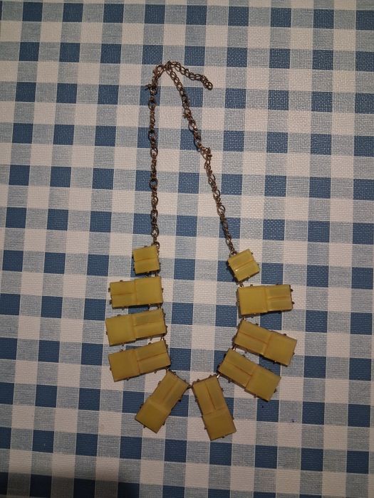 Colar amarelo pouco usado