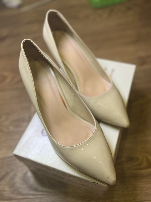 Лаковані бежеві туфлі 37 розмір