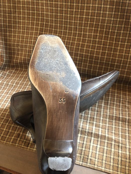Vários modelos de sapatos em pele e sapatilhas