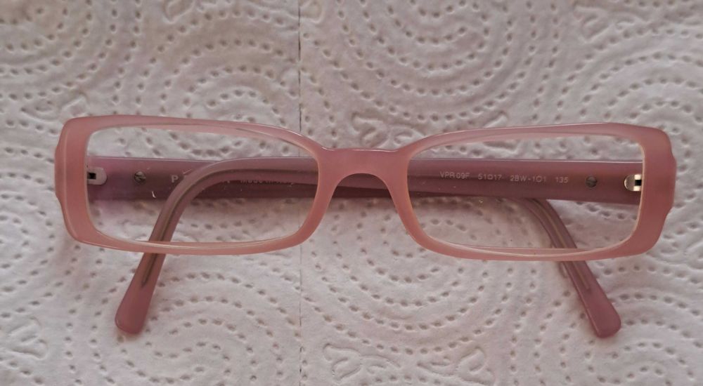 Okulary oprawki Prada.