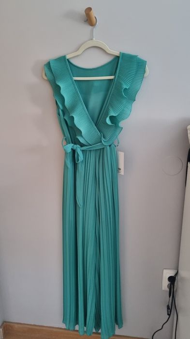 Macacão plissado turquesa com folhos