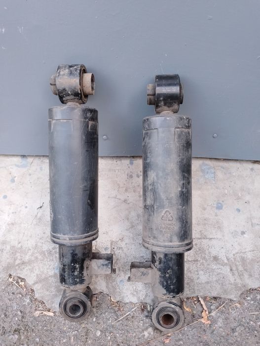 Задние амортизаторы от Hyundai б/у