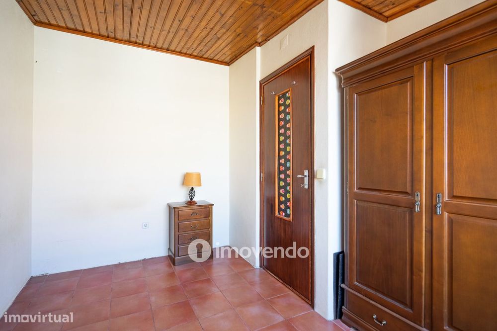 Apartamento T3, com arrecadação e boas áreas, na Estrada da Luz
