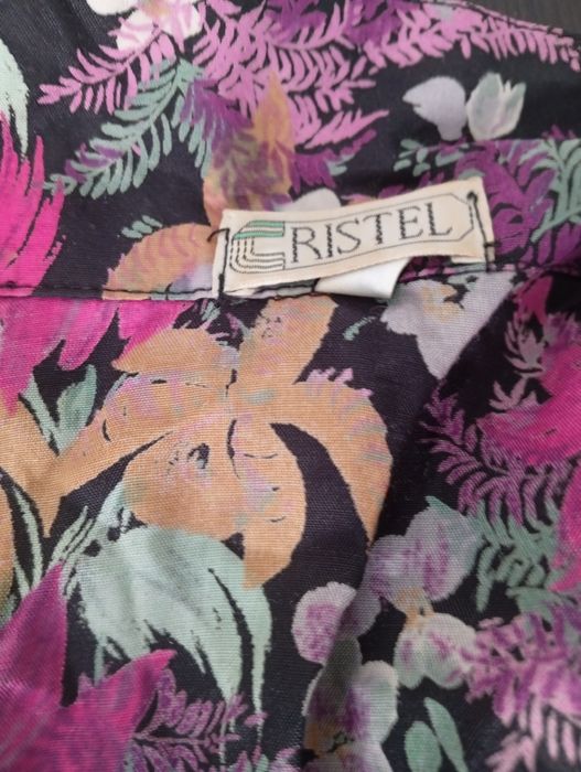 Camisas elegantes de senhora.