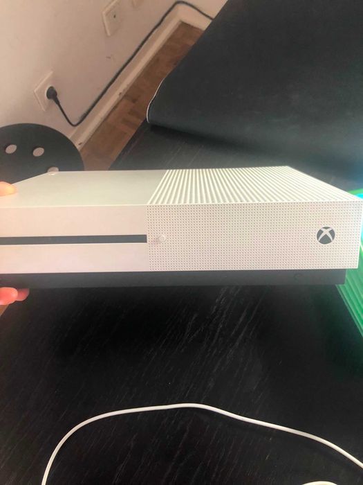 Xbox One S 1T com comando e jogos