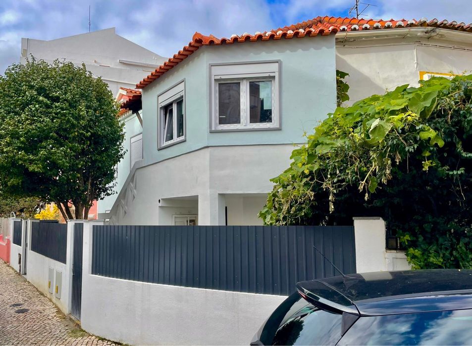 Moradia Renovada com 2 Estúdios Independentes