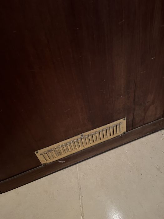 Porta interior de madeira com maçaneta e fecahdura