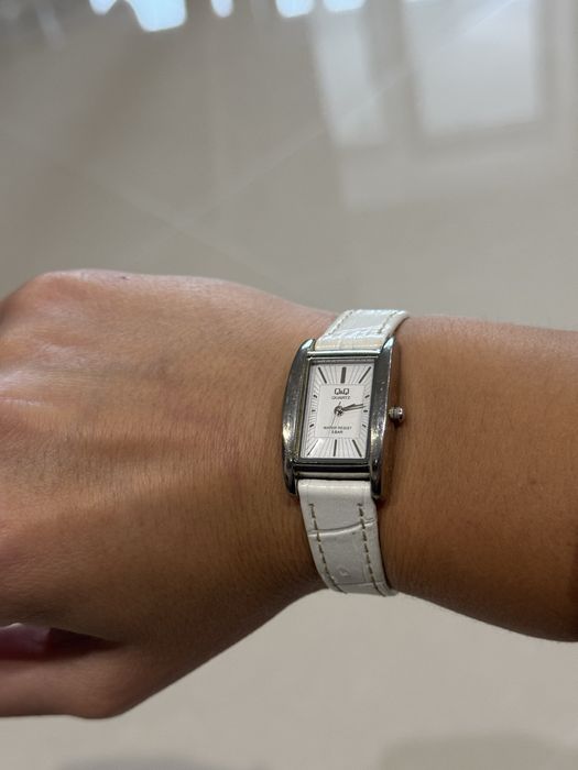 Наручные часы 'Q&Q' женские кварцевые кожаный ремешок