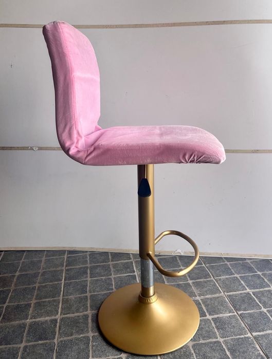 Cadeira elevatória cinza com capa rosa