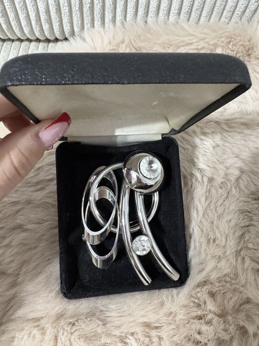 Duża broszka srebrzysty kolor