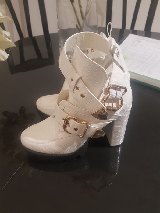 Botki białe  41 złote klamry