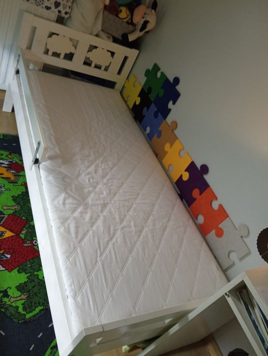Łóżko biurko regały dywan oddam